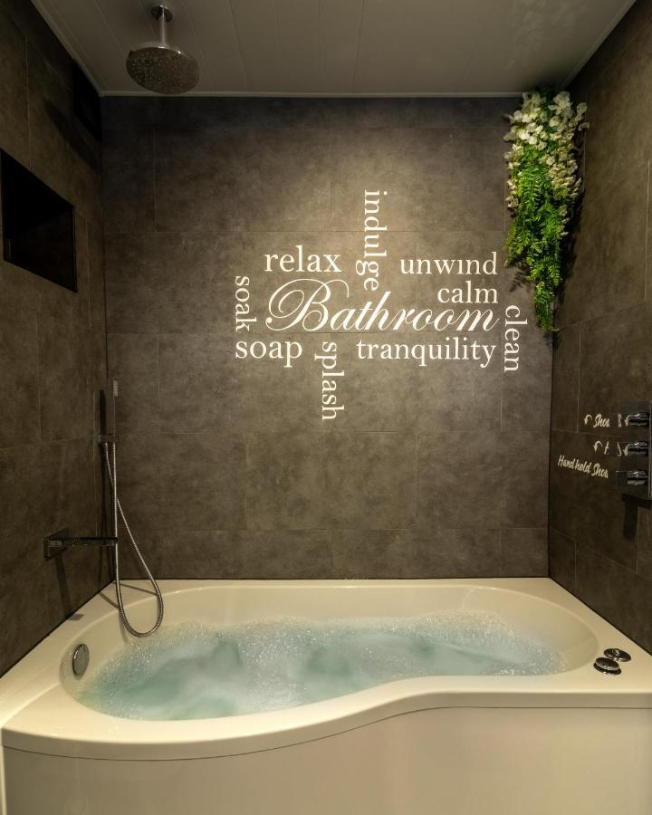 Jucuzzi Bath. Japanese Toilet. Belfast City Centre. Exteriér fotografie